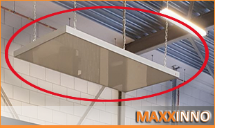 plafondverwarming bedrijfshal met vlak infraroodpaneel opgehangen aan hoog industrieel plafond