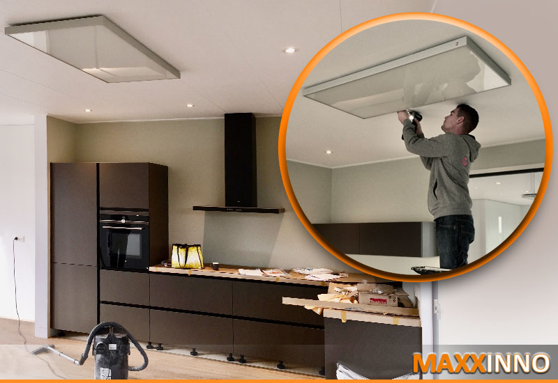 Installateur monteert een iHeatpanel als gasloze infrarood hoofdverwarming tijdens woningrenovatie